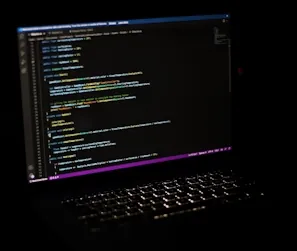 Computer portatile appoggiato su una scrivania