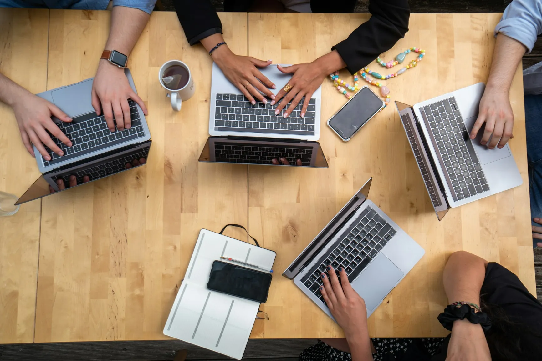Persona che usa un computer portatile su un tavolo di legno