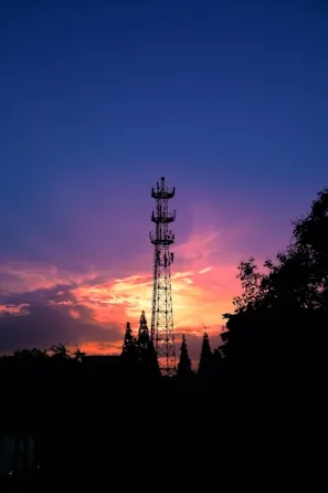 Silhouette di una torre in controluce